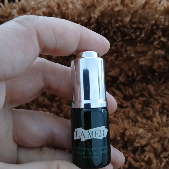 La Mer Lifting Eye Serum - Black and Silver - Picture 3 of 4